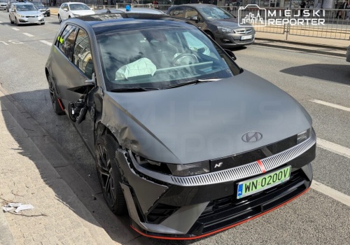 Sportowy elektryczny Hyundai wjechał w auto przewozu osób. Jedna osoba ranna