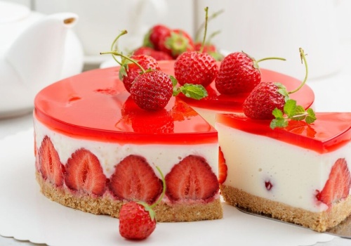 Orzeźwiające cudo z truskawkami – przepis na wyjątkowy sernik na zimno