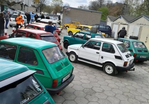 Miłośnicy Fiatów 126p rozpoczęli sezon. Był przejazd po mieście, wizyta pod ceramiką i ognisko