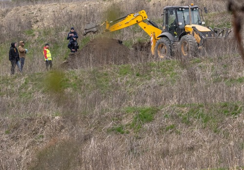Prokurator wjechał z koparką na teren nielegalnego wysypiska? W Kurowie znów coś się dzieje