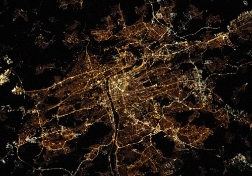 Ziemia po zmroku jest coraz jaśniejsza. Oto co naprawdę ujawniają mapy nocnego nieba