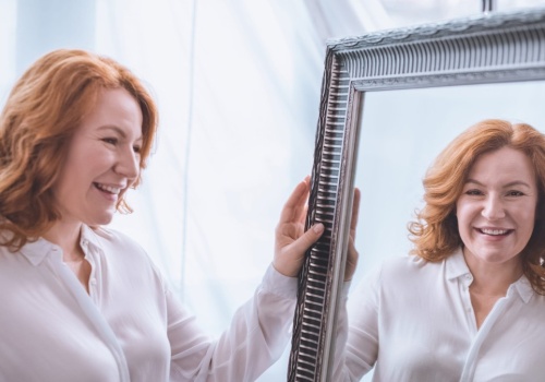 Połącz z miodem i nałóż na twarz. Ta roślina optycznie ją odmłodzi