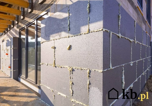 Ten styropian może w upale odpaść od ściany. Nie nadaje się na każdą elewację