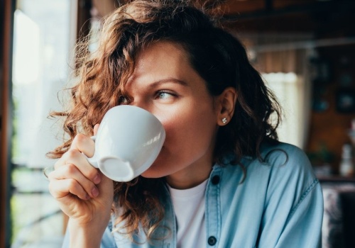 Dlaczego kelnerzy podają do kawy wodę? Powód może zaskakiwać