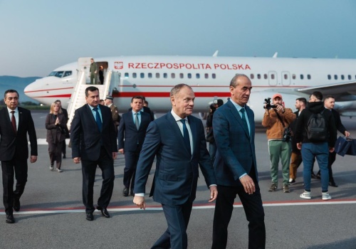 Donald Tusk na „wycieczce” do Tadżykistanu, Korei Południowej i Japonii. Po co tam leci?