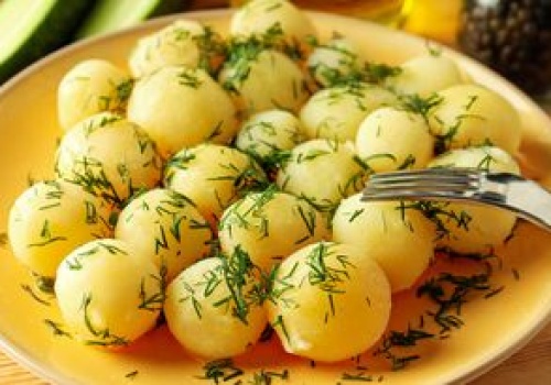 Zanim wrzucisz młode ziemniaki do garnka, schowaj obieraczkę i nóż. Jedyny sposób, by wyszły idealnie