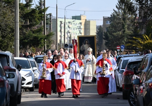 Gdańsk: procesja z relikwiami św. Jana Pawła II do Sanktuarium Miłosierdzia Bożego