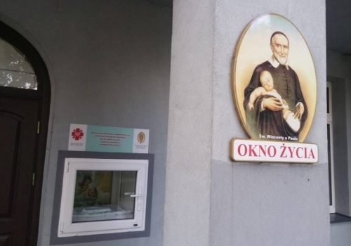 Noworodek pozostawiony w oknie życia w Kartuzach