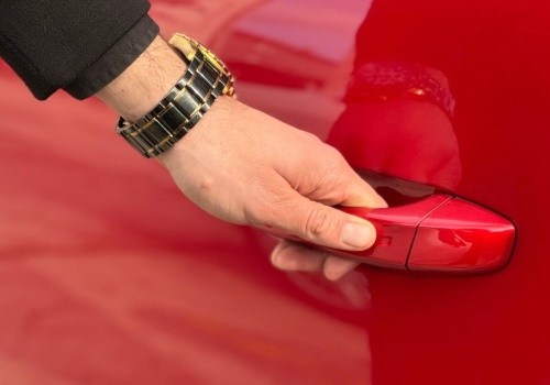 Wiele osób widzi to na klamce samochodu, mało kto wie, czym jest. Funkcja oszczędza czas