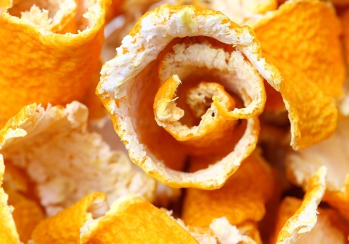 Nie wyrzucaj skórek z popularnego owocu. Włóż je do mikrofalówki i zobacz, co się stanie