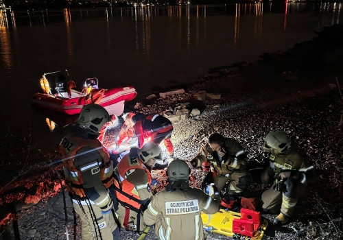 Dramatyczna akcja na jeziorze. Ratowano tonącego mężczyznę