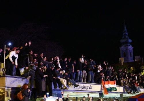 Techno party przed parlamentem. Wielka feta po klęsce Orbana