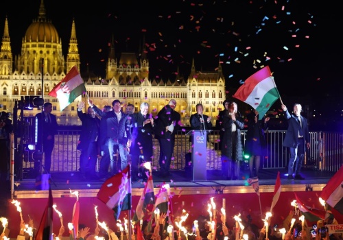 Tisza wygrywa wybory, OrbĂĄn uznaje swoją porażkę. Co wiemy o wyborach na Węgrzech