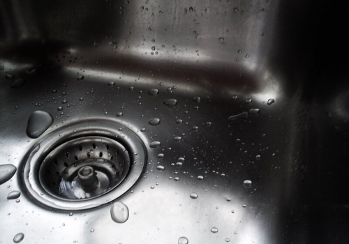 Jedna kropla wystarczy. Zlew przestaje łapać plamy z wody