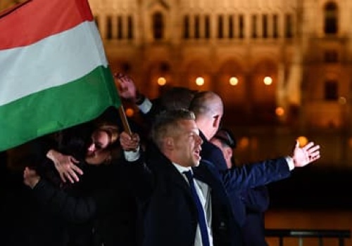 Budapeszt w euforii, ludzie świętują na ulicach. „Wyzwoliliśmy Węgry!”, „obaliliśmy naszego dyktatora!”