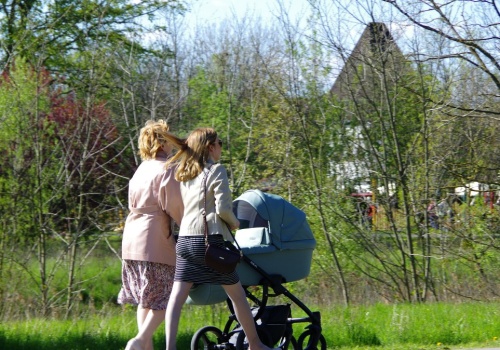 1 027,38 zł specjalnej wypłaty dla seniorek. Wystarczy mieć tyle dzieci