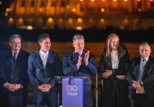 Budapeszt do późnej nocy świętował zwycięstwo opozycyjnej Tiszy