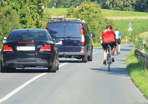 Czy można przejechać linię ciągłą podczas wyprzedzania rowerzysty?
