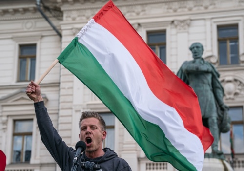 Orbán został odsunięty po 16 latach, gdy Węgry zwracają się ku prounijnej opozycji