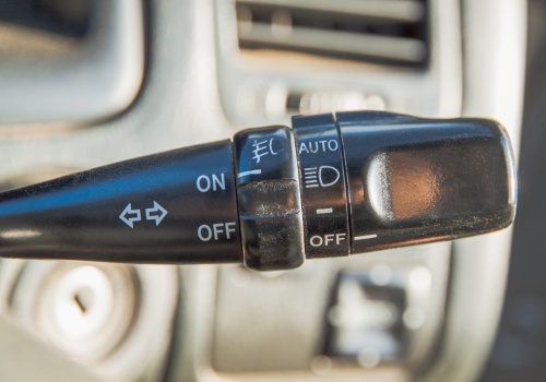 Ten błąd z kierunkowskazem popełnia mnóstwo kierowców. Chodzi o jeden sygnał