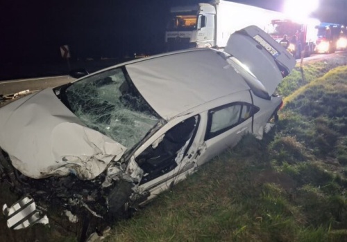 Czołowe zderzenie osobówki z TIRem w Jaksonku