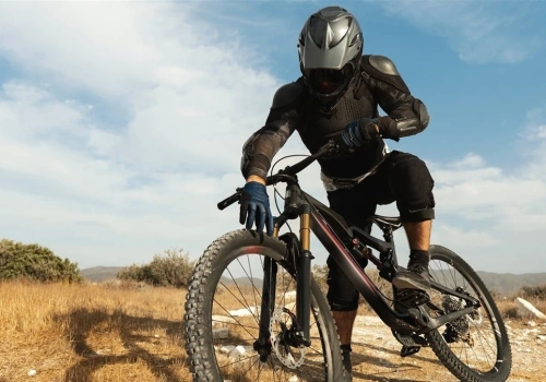 Rower MTB z włókna węglowego vs. aluminium – który materiał dominuje w 2026 roku?