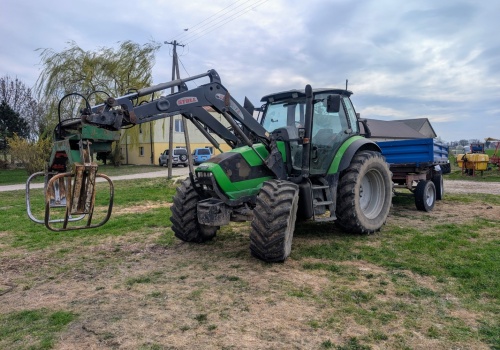Ładowacz czołowy na drodze. Czego nie wolno robić i za co grozi mandat?
