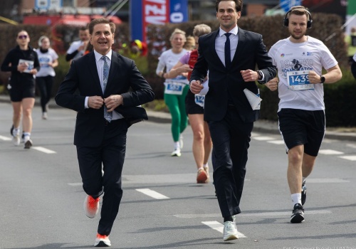 Lekarz z Rzeszowa przebiegł półmaraton w garniturze. Wszystko dla małego Antosia