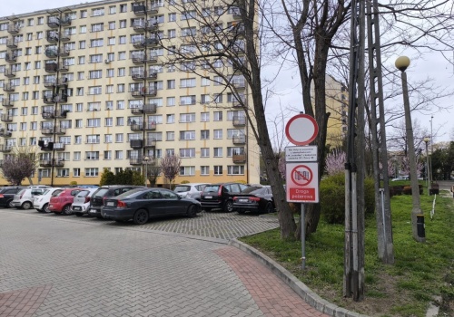 Chaos pod żłobkiem w Tarnowie. Rodzice alarmują: „czekamy na tragedię?”