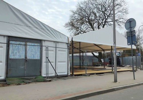 W Kołobrzegu powstaje co sezonowy nielegalny bazar