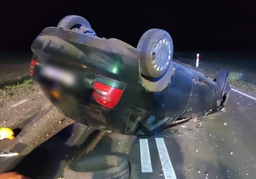 Audi na dachu, kierowca bez obrażeń. Będzie kara za brak wyobraźni?