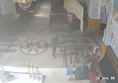 Ukradł datki z kościoła i uciekł… pod folię na truskawki