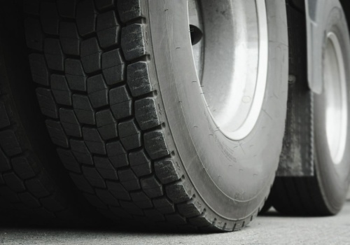 Opony do maszyn budowlanych – na co zwrócić uwagę przy zakupie?