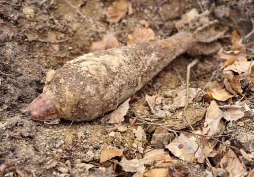 Śmiertelne niebezpieczeństwo ukryte w ziemi. Granat był tuż przy domu