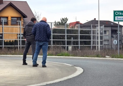 Wizyta wykonawcy na rondzie w Niedzieliskach. W tym tygodniu ruszy jego remont