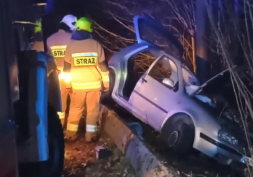 Pijany i bez uprawnień. Wypadł z drogi i uderzył w drzewo
