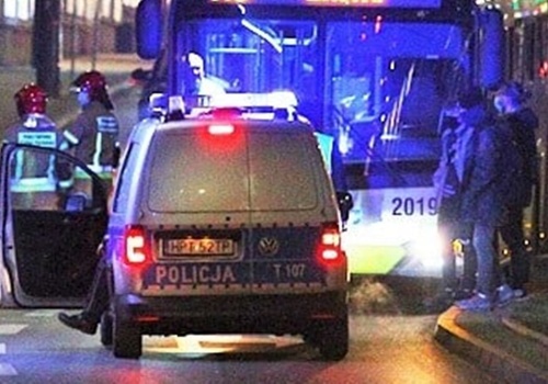 Rowerzysta zderzył się z autobusem. Z urazem głowy trafił do szpitala