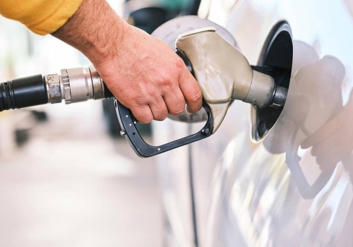 Niższe ceny paliw zostaną z nami dłużej. Ministerstwo podało datę