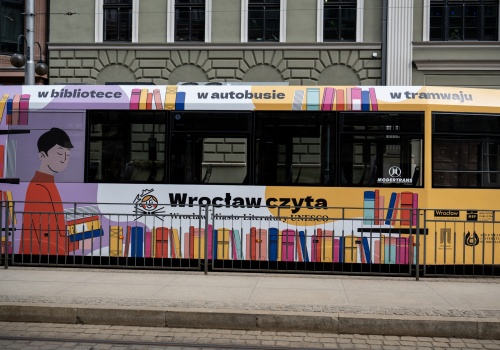 We wrocławskich tramwajach rozdają tysiące książek zupełnie za darmo