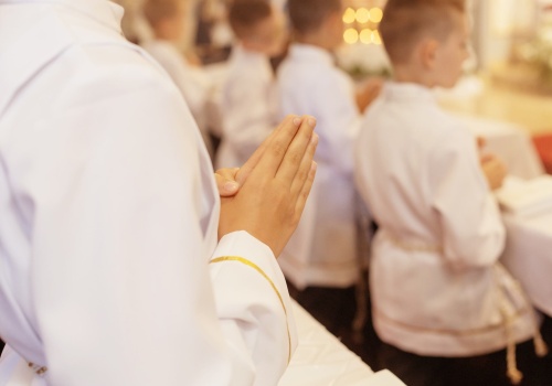 Rodzice organizują komunię na bogato. 