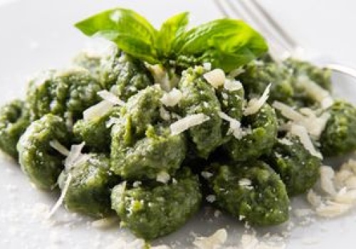 Od razu czuć wiosnę na talerzu. Zielone kluski to pewniak na kolorowy obiad