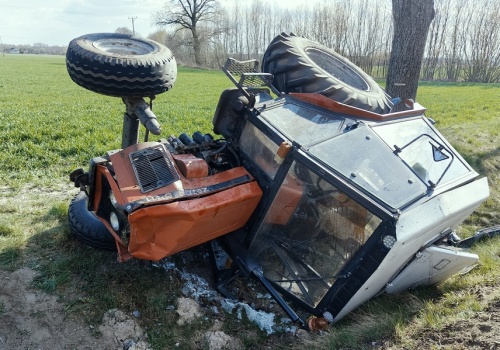 Pijany, z dwoma zakazami oraz cofniętymi uprawnieniami jadąc traktorem spowodował wypadek. Oba pojazdy dachowały. Sprawca miał ponad 3 promile!