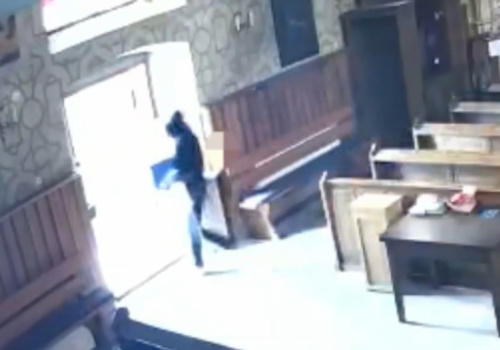 Wyniósł z kościoła wielką skarbonę z datkami. Wiemy, jak się tłumaczył