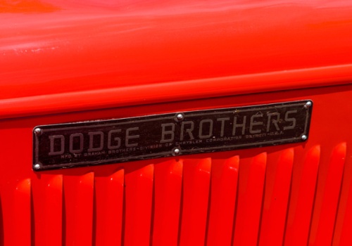 Odpalił Dodge’a przerobionego na traktor. Stał porzucony przez 60 lat