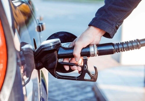 Mały otwór w pistolecie do tankowania. Do czego naprawdę służy?