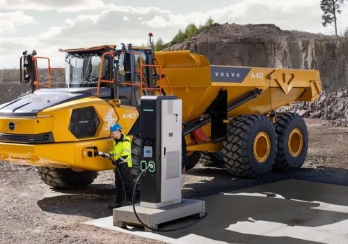 Od „Gravel Charlie” do A40 Electric. Volvo z masową produkcją przegubowych wozideł na baterie