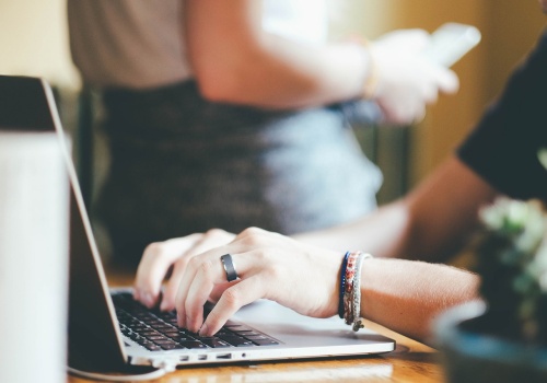 Doświadczenie warte fortunę, ale nie w Rzeszowie? Nietypowy trend na rzeszowskim rynku pracy