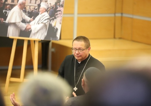 Kardynał Grzegorz Ryś w Synagodze Kupa w Krakowie. Tak jak 40 lat temu papież Jan Paweł II w Wielkiej Synagodze w Rzymie