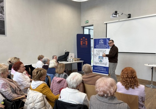 Ostrowieccy seniorzy gwiazdami telewizji. Spotkali się między innymi z Maciejem Orłosiem
