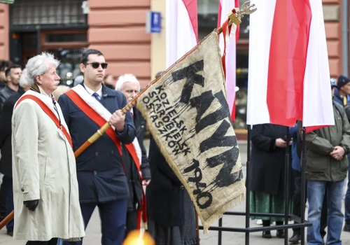 Kraków pamięta o ofiarach Katynia. Uroczystości pod Krzyżem Katyńskim (Galeria)